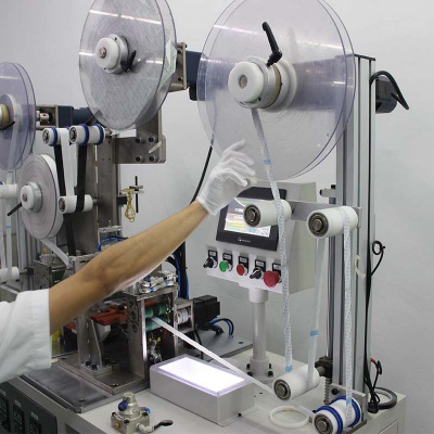 FFC軟排線自動(dòng)貼膠機(jī)_廠家實(shí)力_深圳市鑫美特電子有限公司